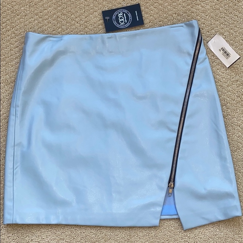 BLOOMINGDALES light blue leather skirt. Sz L. NWT